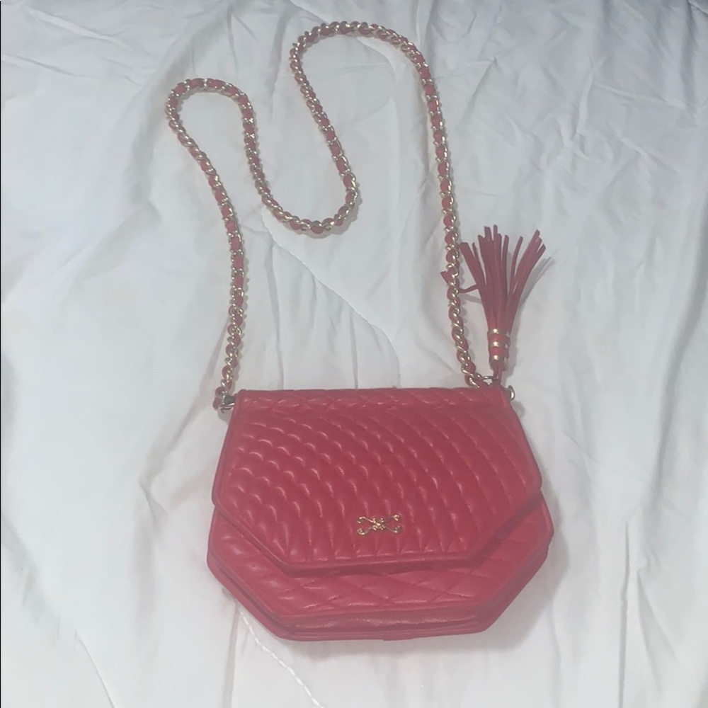 Super chic red shoulder bag! ❣️❣️